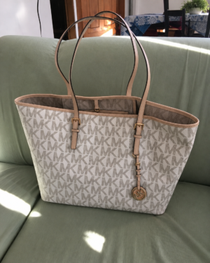 2026/05/1001468112.png Michael Kors Voyager Logo Tote (Vanilla)
